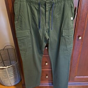 Vineyard Vines size medium men’s casual cargo pants. New with tags